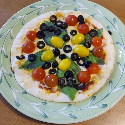 市販のピザに手持ちのミニトマト、オリーブ、バジルを追加してみました
華やかになり良いです